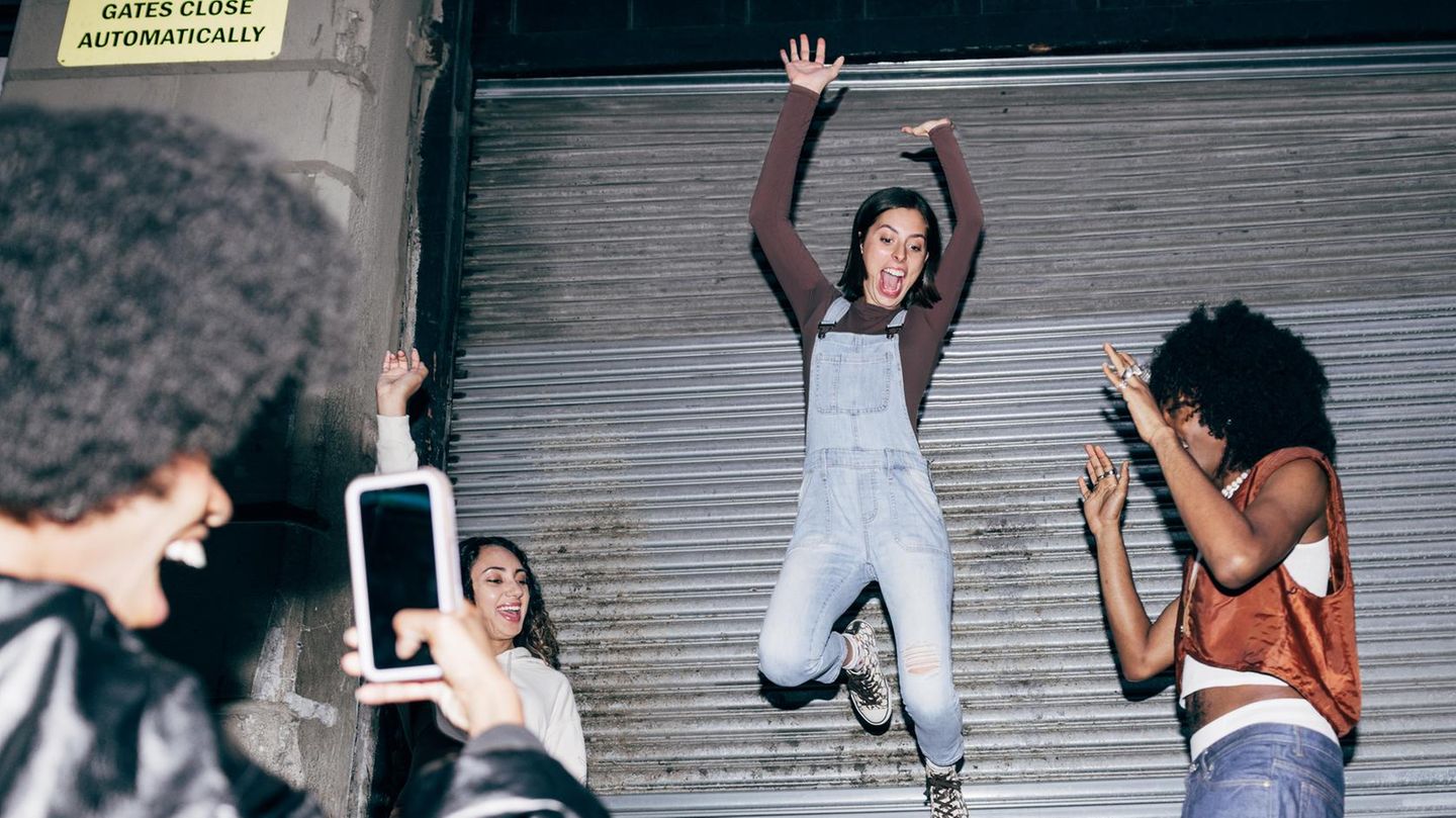 Tiktok Eine Gruppe junger Frauen drehen ein Reel Tiktok Eine Gruppe junger Frauen drehen ein Reel