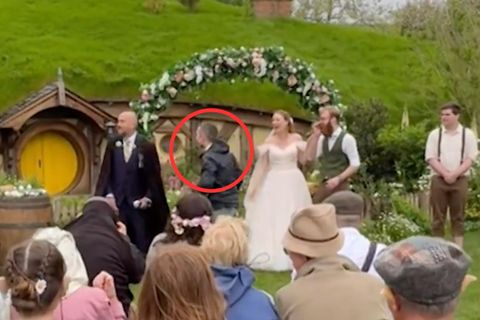 Paar feiert Hochzeit im Auenland – unerwarteter Gast sorgt für Überraschung Paar feiert Hochzeit im Auenland