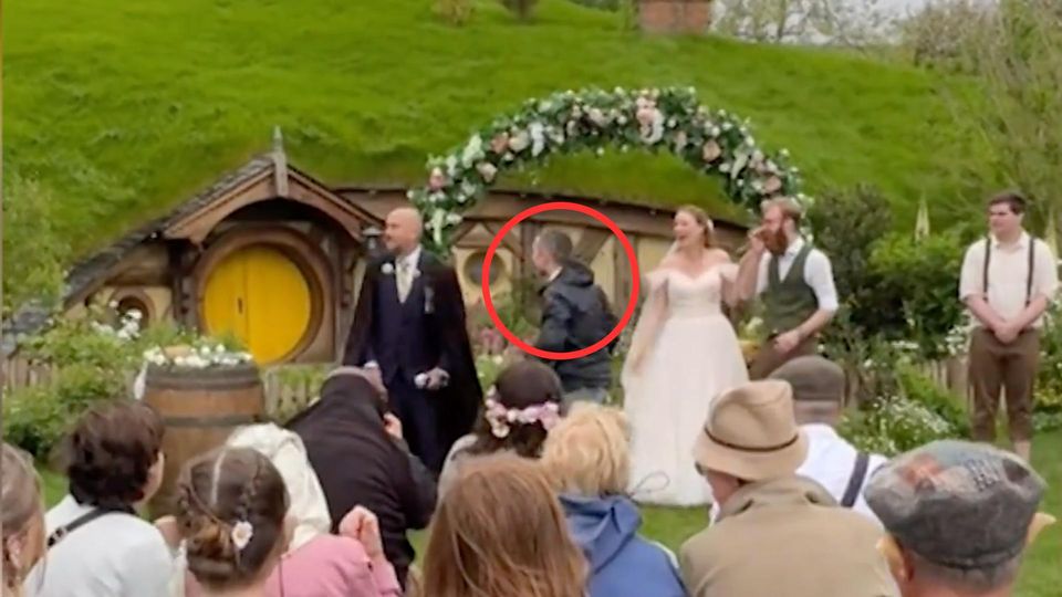 Paar feiert Hochzeit im Auenland – unerwarteter Gast sorgt für Überraschung Paar feiert Hochzeit im Auenland