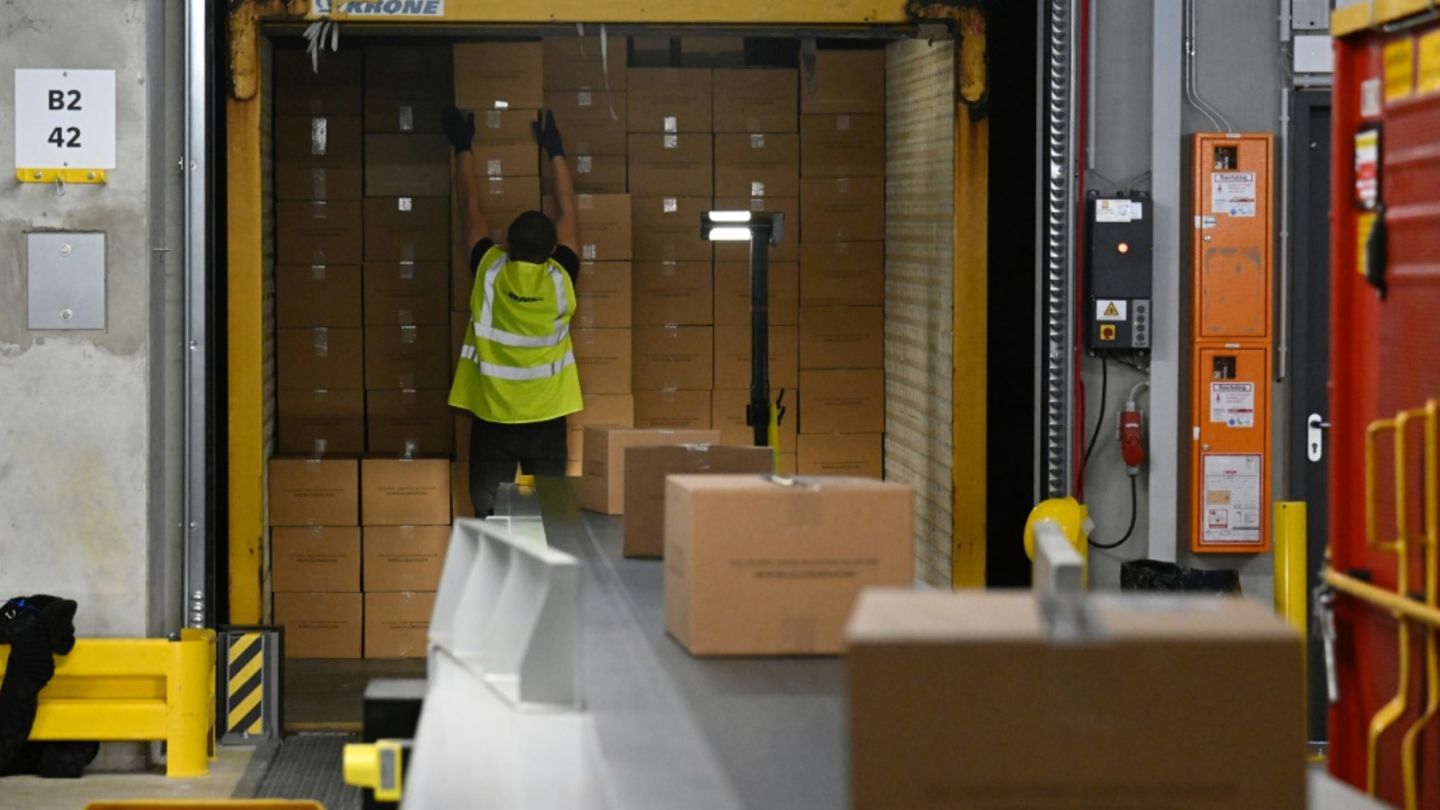 Beladung von Paketfahrzeug Beladung von Paketfahrzeug