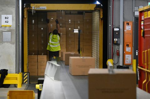 Beladung von Paketfahrzeug