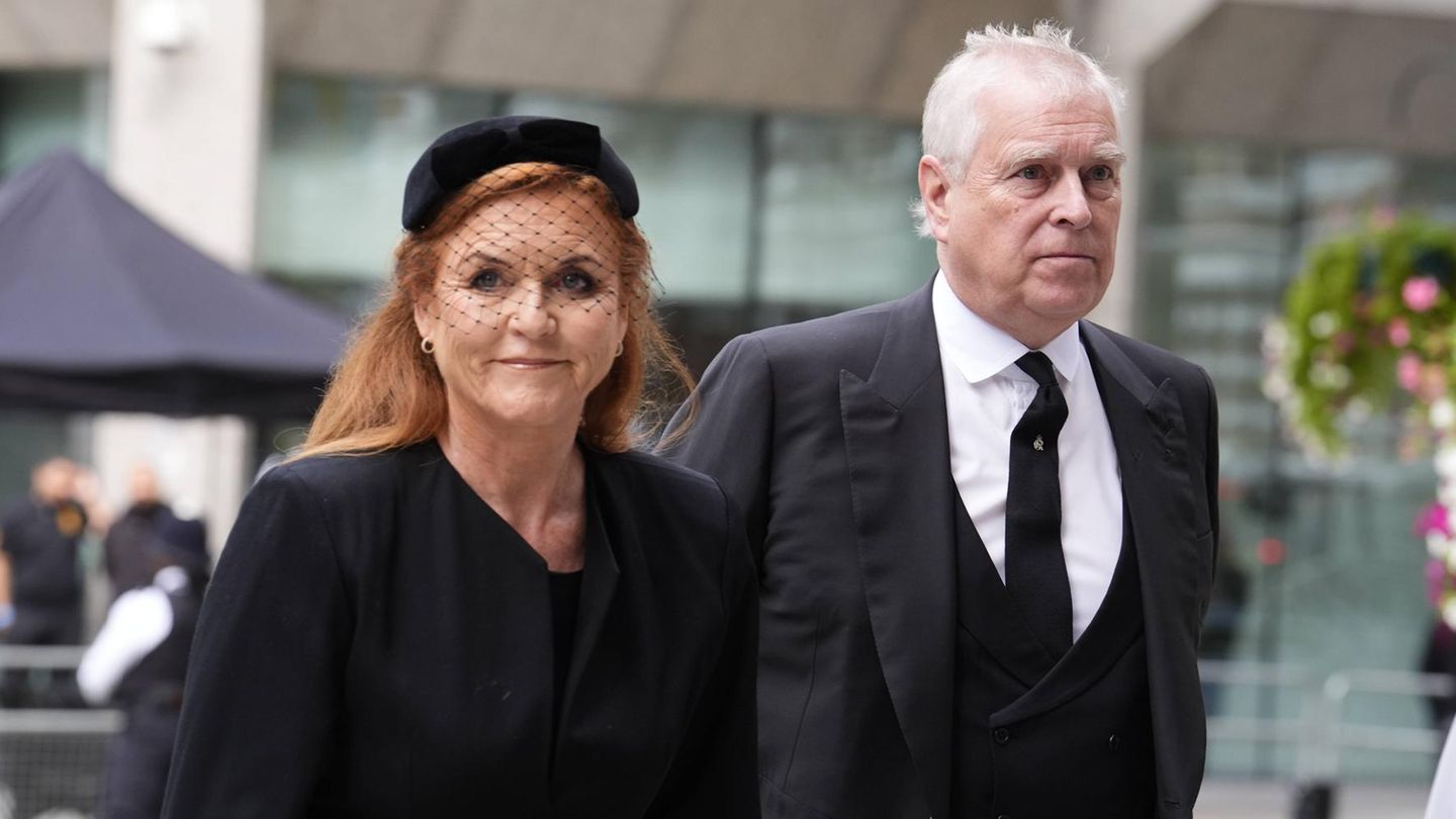 Sarah Ferguson und Prinz Andrew auf dem Weg zu einer Trauerfeier, beide tragen schwarz Sarah Ferguson und Prinz Andrew auf dem Weg zu einer Trauerfeier, beide tragen schwarz