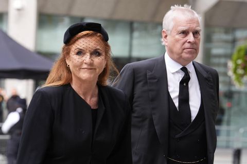 Sarah Ferguson und Prinz Andrew auf dem Weg zu einer Trauerfeier, beide tragen schwarz Sarah Ferguson und Prinz Andrew auf dem Weg zu einer Trauerfeier, beide tragen schwarz