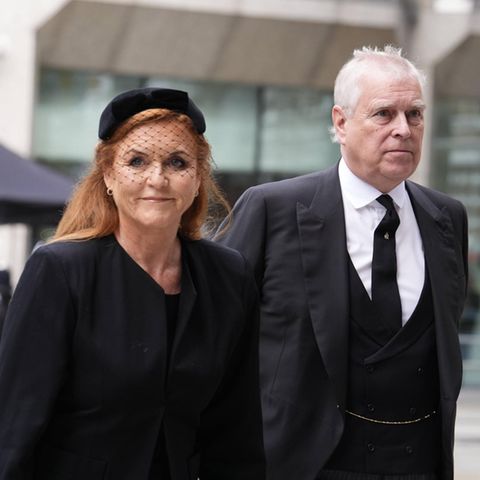 Sarah Ferguson und Prinz Andrew auf dem Weg zu einer Trauerfeier, beide tragen schwarz