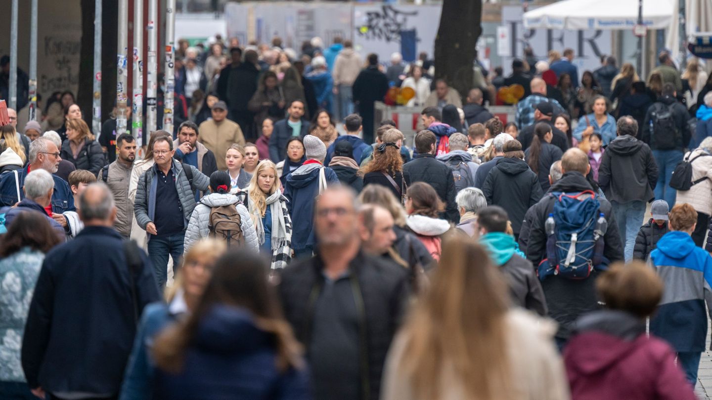 Passanten in der Münchner Fußgängerzone - in einem bisher schwachen Jahr hofft der Handel auf einen Endspurt. (Archivbild) Foto: Passanten in der Münchner Fußgängerzone - in einem bisher schwachen Jahr hofft der Handel auf einen Endspurt. (Archivbild) Foto: