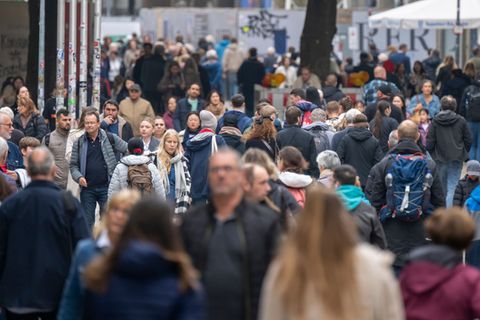 Passanten in der Münchner Fußgängerzone - in einem bisher schwachen Jahr hofft der Handel auf einen Endspurt. (Archivbild) Foto:
