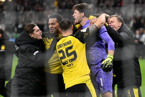 Borussia Dortmund bejubelt den Einzug ins Pokal-Achtelfinale. Foto: Arne Dedert/dpa