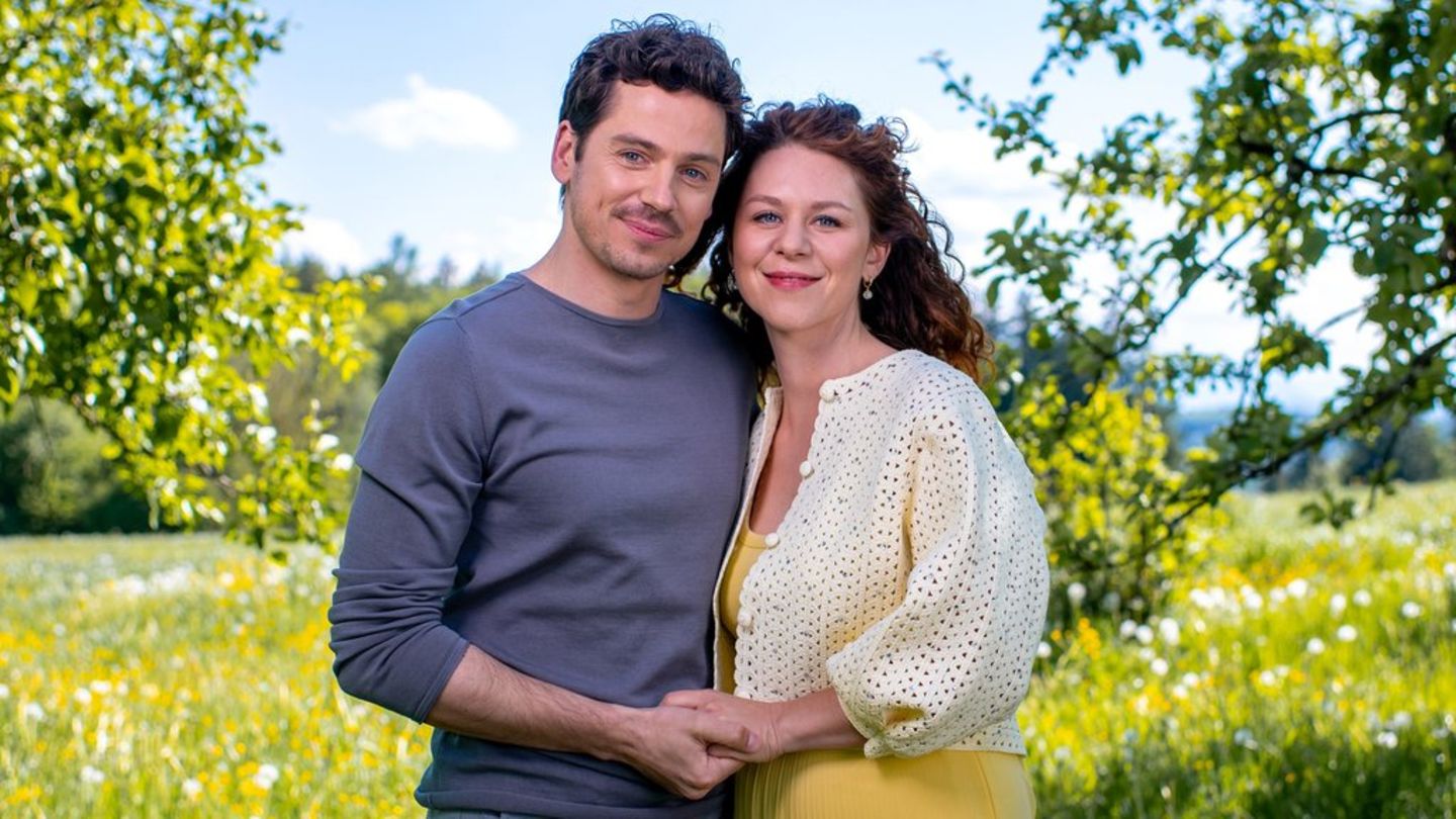 Im Mittelpunkt der neuen "Sturm der Liebe"-Staffel stehen zwei Menschen, die unterschiedlicher nicht sein könnten: Fanny Schät Im Mittelpunkt der neuen "Sturm der Liebe"-Staffel stehen zwei Menschen, die unterschiedlicher nicht sein könnten: Fanny Schät