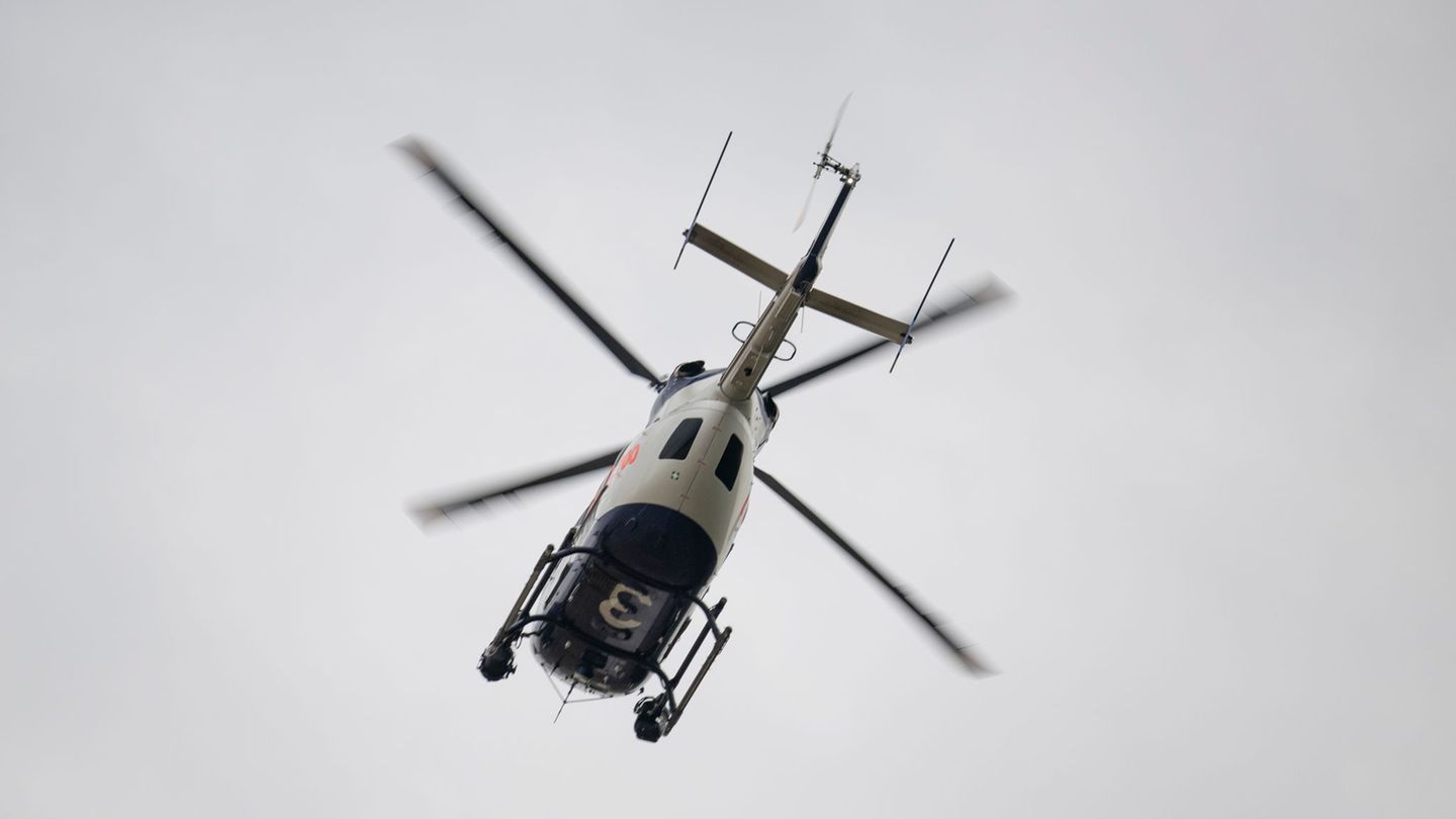 Die Polizei suchte unter anderem mit einem Hubschrauber nach den Tätern. (Symbolbild) Foto: Boris Roessler/dpa Die Polizei suchte unter anderem mit einem Hubschrauber nach den Tätern. (Symbolbild) Foto: Boris Roessler/dpa
