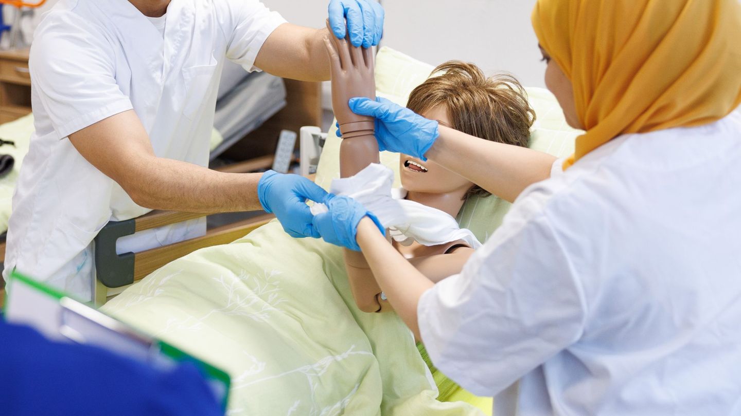 In Niedersachsen haben im vergangenen Jahr erneut mehr Menschen versucht, ihre ausländischen Abschlüsse anerkennen zu lassen. Di In Niedersachsen haben im vergangenen Jahr erneut mehr Menschen versucht, ihre ausländischen Abschlüsse anerkennen zu lassen. Di