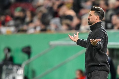 Was nun, Herr Wagner? Augsburgs Trainer steht auch im DFB-Pokal mit leeren Händen da. Foto: Harry Langer/dpa