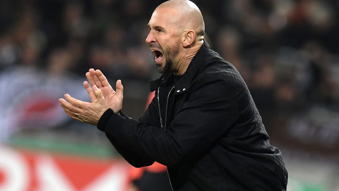 Alle Anweisungen nutzten nichts: Hoffenheims Cheftrainer Christian Ilzer Foto: Daniel Bockwoldt/dpa Alle Anweisungen nutzten nichts: Hoffenheims Cheftrainer Christian Ilzer Foto: Daniel Bockwoldt/dpa