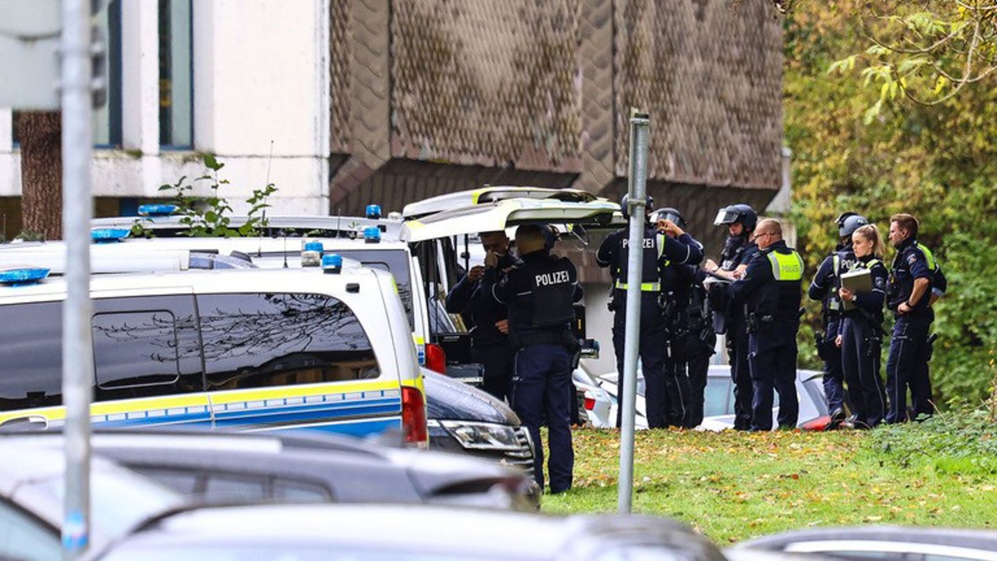 Gegen 8.45 Uhr war ein Amok-Alarm ausgelöst worden. Foto: Alex Talash/dpa Gegen 8.45 Uhr war ein Amok-Alarm ausgelöst worden. Foto: Alex Talash/dpa