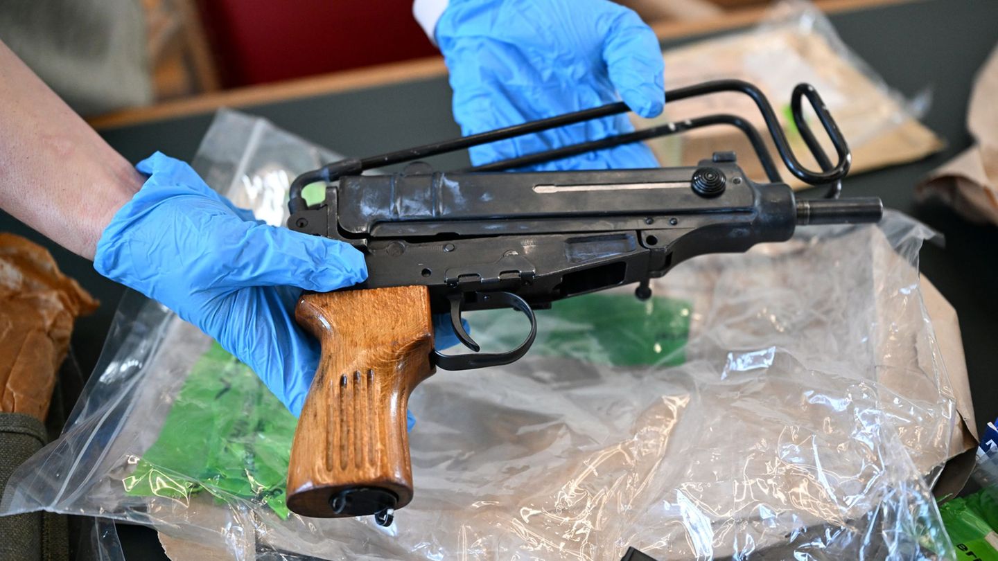 Ermittler zeigen die sichergestellten Waffen. Foto: Federico Gambarini/dpa Ermittler zeigen die sichergestellten Waffen. Foto: Federico Gambarini/dpa