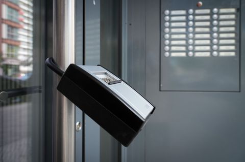 Der Berliner Mieterverein fordert eine bessere Kontrolle bei irregulär angebotenen Ferienwohnungen. (Archivbild) Foto: Soeren St