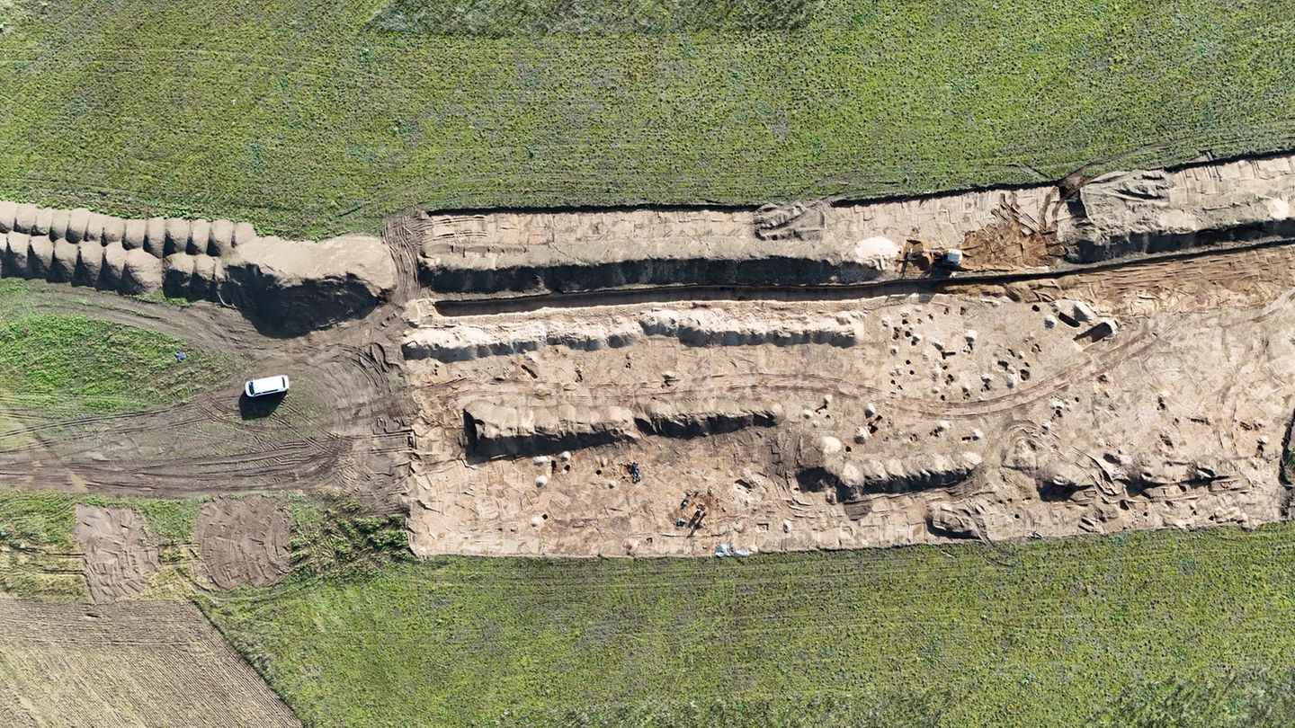 3.000 Jahre alte Siedlungsreste werden derzeit bei Bad Düben untersucht. Foto: Sebastian Willnow/dpa