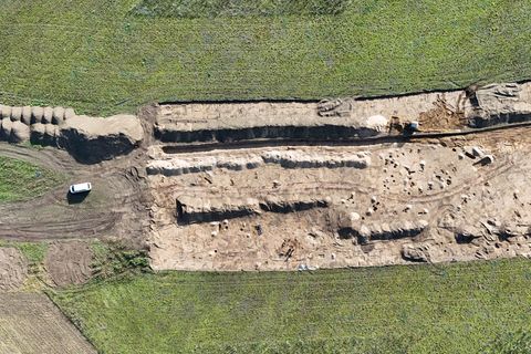 3.000 Jahre alte Siedlungsreste werden derzeit bei Bad Düben untersucht. Foto: Sebastian Willnow/dpa