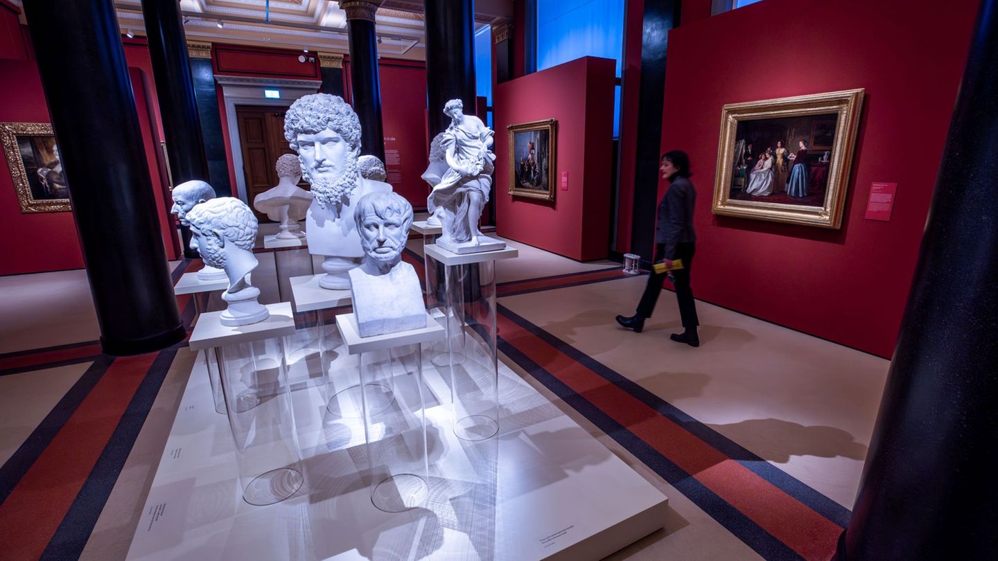 Die Wände bieten in kräftigen Farben einen Rahmen für Gemälde und Plastiken. Foto: Jens Büttner/dpa Die Wände bieten in kräftigen Farben einen Rahmen für Gemälde und Plastiken. Foto: Jens Büttner/dpa