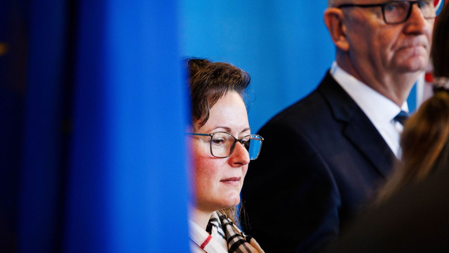 Brandenburgs Agrarministerin Hanka Mittelstädt und Ministerpräsident Dietmar Woidke (beide SPD) blicken sorgenvoll auf den Ausbr Brandenburgs Agrarministerin Hanka Mittelstädt und Ministerpräsident Dietmar Woidke (beide SPD) blicken sorgenvoll auf den Ausbr