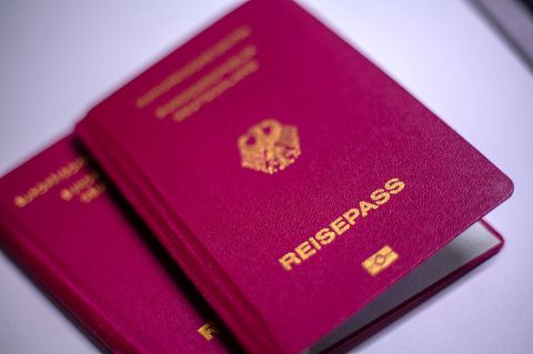 Zwei Reisepässe Zwei Reisepässe