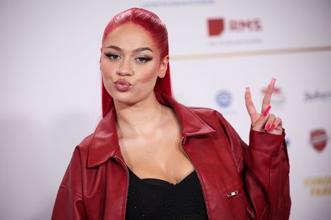 Rapperin Badmómzjay erhält eine Auszeichnung des Magazins "Glamour" (Archivbild). Foto: Christian Charisius/dpa