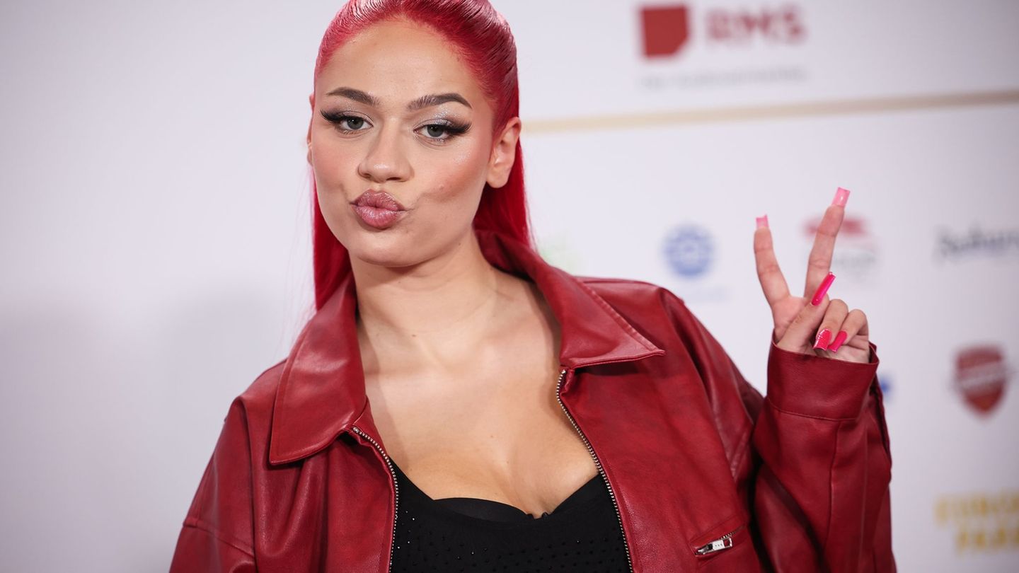 Rapperin Badmómzjay erhält eine Auszeichnung des Magazins "Glamour" (Archivbild). Foto: Christian Charisius/dpa Rapperin Badmómzjay erhält eine Auszeichnung des Magazins "Glamour" (Archivbild). Foto: Christian Charisius/dpa