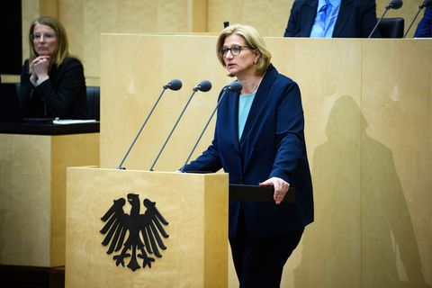In ihrem Amt als Bundesratspräsidentin wird die saarländische Ministerpräsidentin Anke Rehlinger (SPD) am Samstag vom Bremer Bür