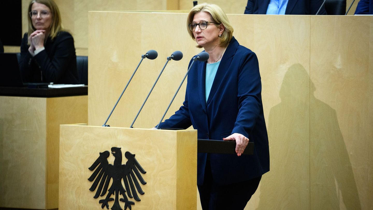 In ihrem Amt als Bundesratspräsidentin wird die saarländische Ministerpräsidentin Anke Rehlinger (SPD) am Samstag vom Bremer Bür In ihrem Amt als Bundesratspräsidentin wird die saarländische Ministerpräsidentin Anke Rehlinger (SPD) am Samstag vom Bremer Bür
