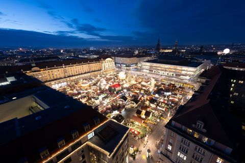 Ab Ende November erstrahlt der Altmarkt in Dresden wieder. (Archivfoto) Foto: Sebastian Kahnert/dpa