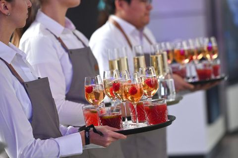 Viele Menschen, die Mindestlohn bekommen, arbeiten in der Gastronomie Viele Menschen, die Mindestlohn bekommen, arbeiten in der Gastronomie