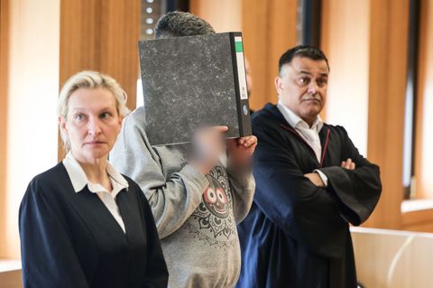 Im Prozess gegen den wegen etlicher Todesfälle angeklagten Pfleger in Aachen hat die Verteidigung einen Freispruch gefordert. (A