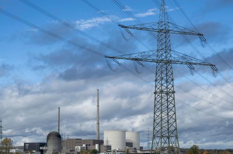 Das ehemalige Kernkraftwerk nach der Sprengung der Markanten Kühltürme. (Archivbild) Foto: Stefan Puchner/dpa Das ehemalige Kernkraftwerk nach der Sprengung der Markanten Kühltürme. (Archivbild) Foto: Stefan Puchner/dpa