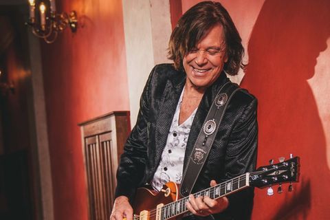 Jürgen Drews hatte für sein neues Album noch ein paar Songs "rumliegen". Jürgen Drews hatte für sein neues Album noch ein paar Songs "rumliegen".