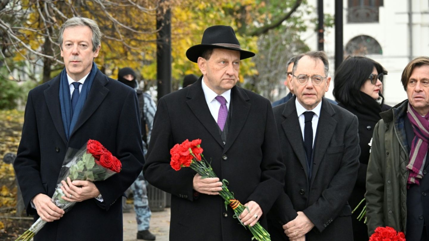 Botschafter Alexander Graf Lambsdorff (M.) am Solowezki-Stein Botschafter Alexander Graf Lambsdorff (M.) am Solowezki-Stein