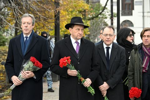 Botschafter Alexander Graf Lambsdorff (M.) am Solowezki-Stein