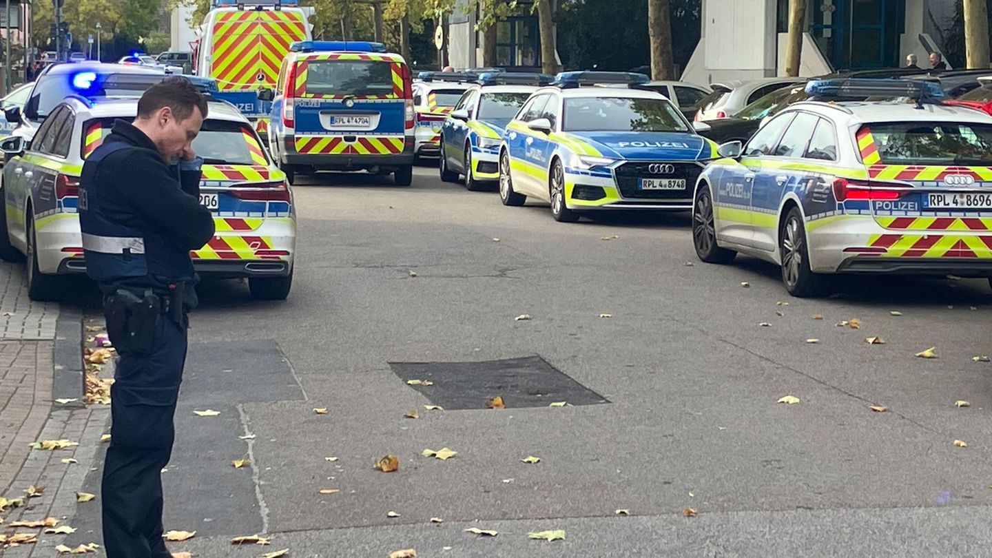 Die Polizei koordiniert die Durchsuchungsaktion an einer Realschule in Ludwigshafen, nachdem Zeugen dort eine bewaffnete Person  Die Polizei koordiniert die Durchsuchungsaktion an einer Realschule in Ludwigshafen, nachdem Zeugen dort eine bewaffnete Person