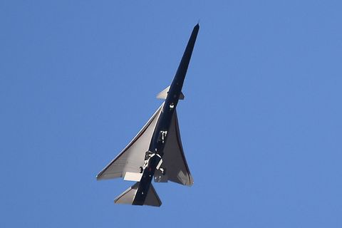 Das Überschallflugzeug am Himmel beim ersten Test-Flug
