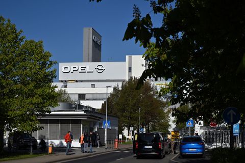 Bei dem Produktionsstopp gehe es um insgesamt vier Schichten am Mittwoch und Donnerstag, sagte ein Unternehmenssprecher auf Anfr