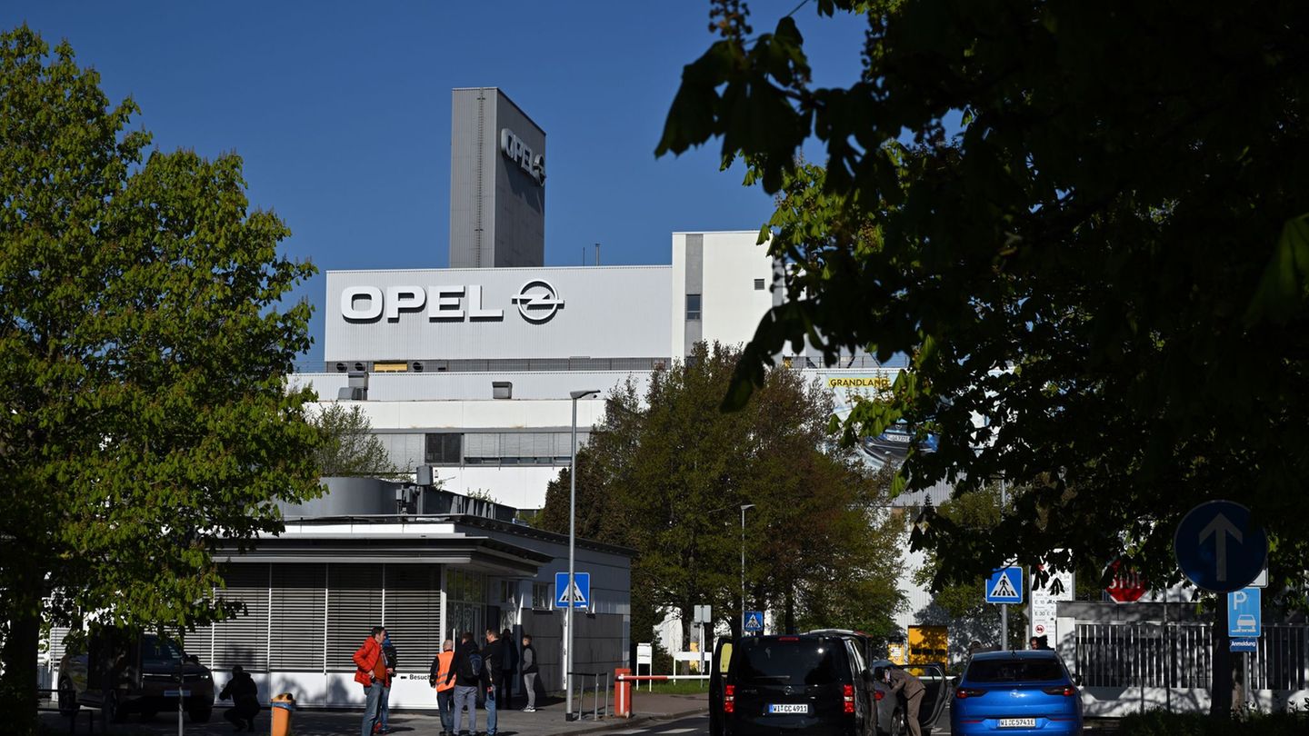 Bei dem Produktionsstopp gehe es um insgesamt vier Schichten am Mittwoch und Donnerstag, sagte ein Unternehmenssprecher auf Anfr