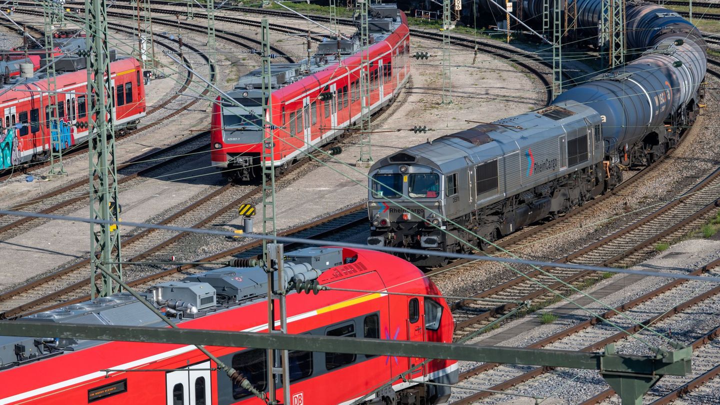 Der Ulmer Hauptbahnhof wird im Januar doch nicht für vier Wochen lang lahmgelegt. (Archivbild) Foto: Stefan Puchner/dpa Der Ulmer Hauptbahnhof wird im Januar doch nicht für vier Wochen lang lahmgelegt. (Archivbild) Foto: Stefan Puchner/dpa