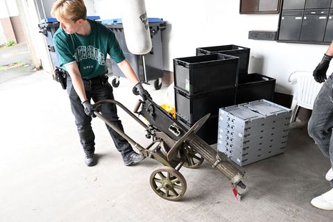 Polizisten transportieren ein Maschinengewehr ab. Foto: Roberto Pfeil/dpa