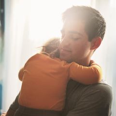 Vater umarmt sein Kind