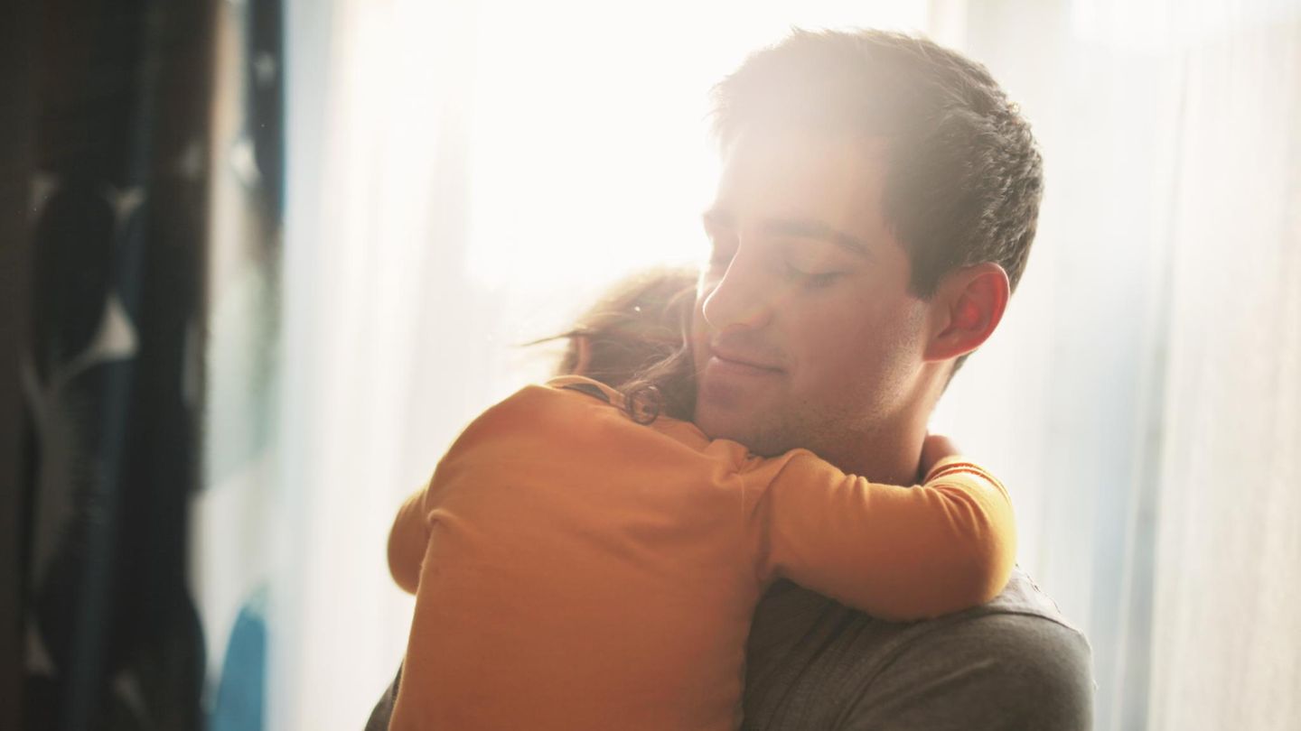 Vater mit Sohn Vater umarmt sein Kind
