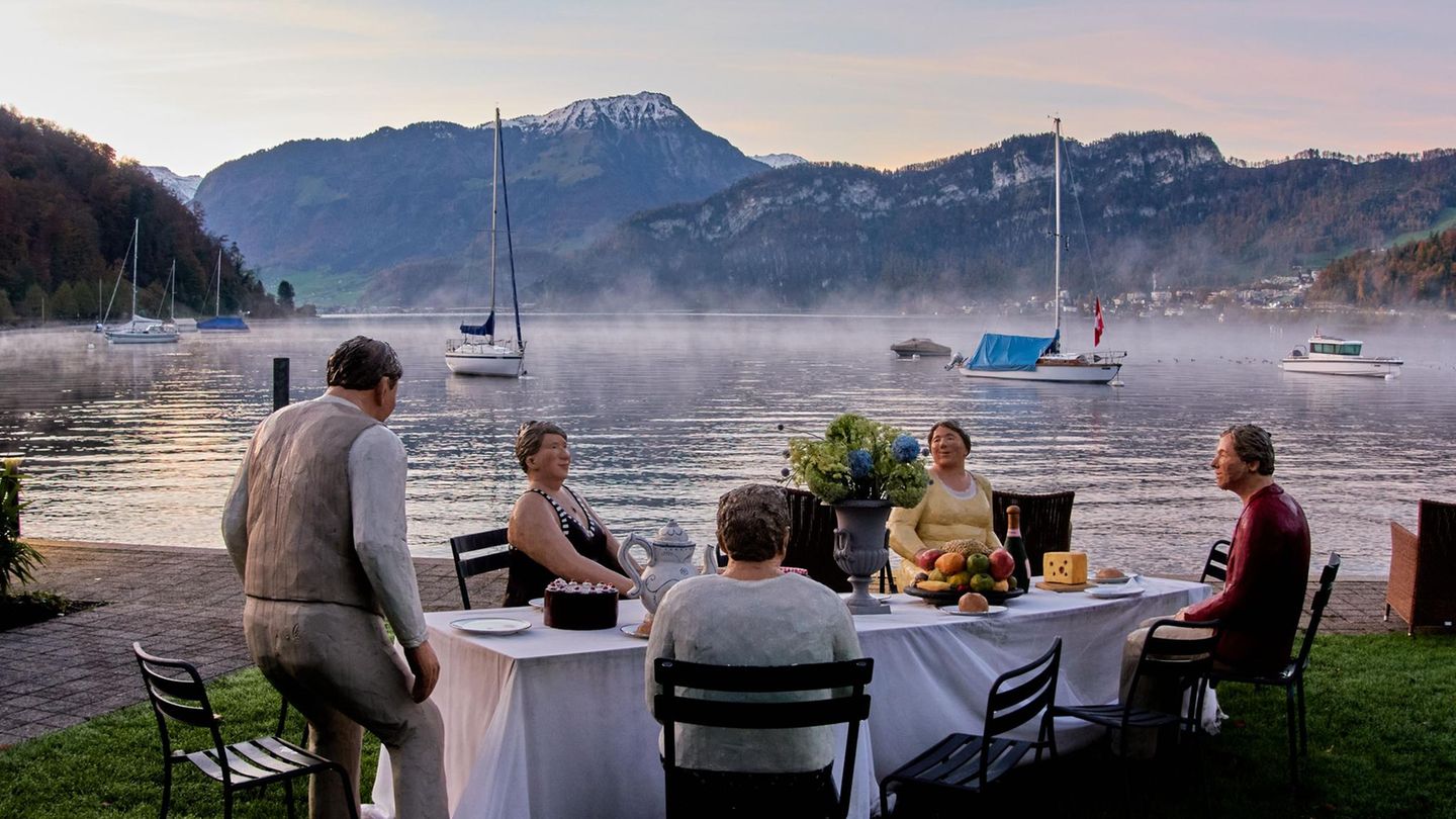29. Oktober: Steife Veranstaltung Luzern, Schweiz. Es könnte so schön sein: ein Tisch, Essen und Trinken direkt am See, aus dem Nebel aufsteigt. Und doch wirkt die Gesellschaft etwas steif. Das hat einen guten Grund. Statt echter Menschen ist hier eine Skulptur der Künstlerinnen Laura und Christel Lechner zu sehen. Das Kunstwerk mit dem Titel "Everyday People" schmückt den Garten eines Hotels