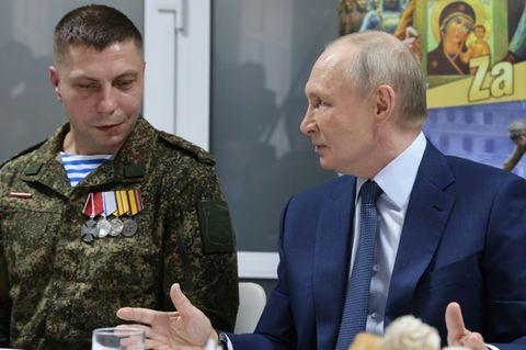 Putin beim Besuch eines Militärkrankenhauses in Moskau