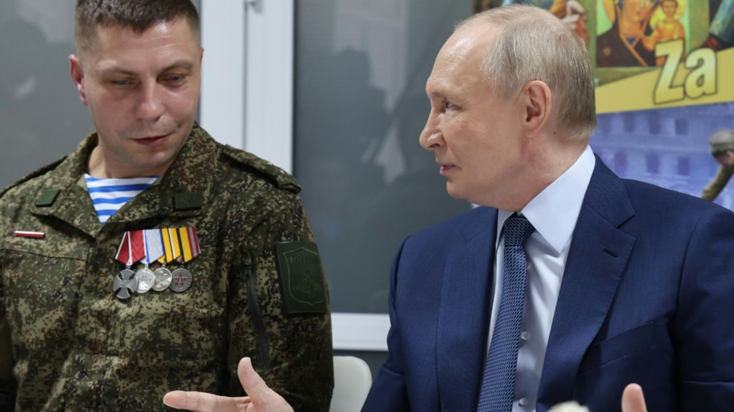 Putin beim Besuch eines Militärkrankenhauses in Moskau Putin beim Besuch eines Militärkrankenhauses in Moskau