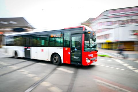 Ein 21-jähriger Autofahrer geriet auf die Busspur - dort prallte sein Wagen mit einem Bus zusammen. (Symbolbild) Foto: Sina Schu