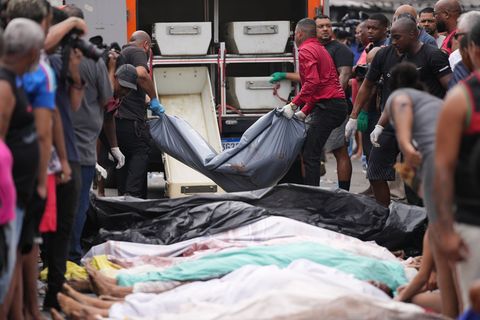 Anwohner reihen Dutzende Leichen auf der Hauptstraße der Favela Penha auf. Foto: Silvia Izquierdo/AP/dpa Anwohner reihen Dutzende Leichen auf der Hauptstraße der Favela Penha auf. Foto: Silvia Izquierdo/AP/dpa