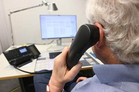 Die Mitarbeitenden der Telefonseelsorge in Bayern berichten von einer sehr hohen Arbeitszufriedenheit - und zugleich von einer h