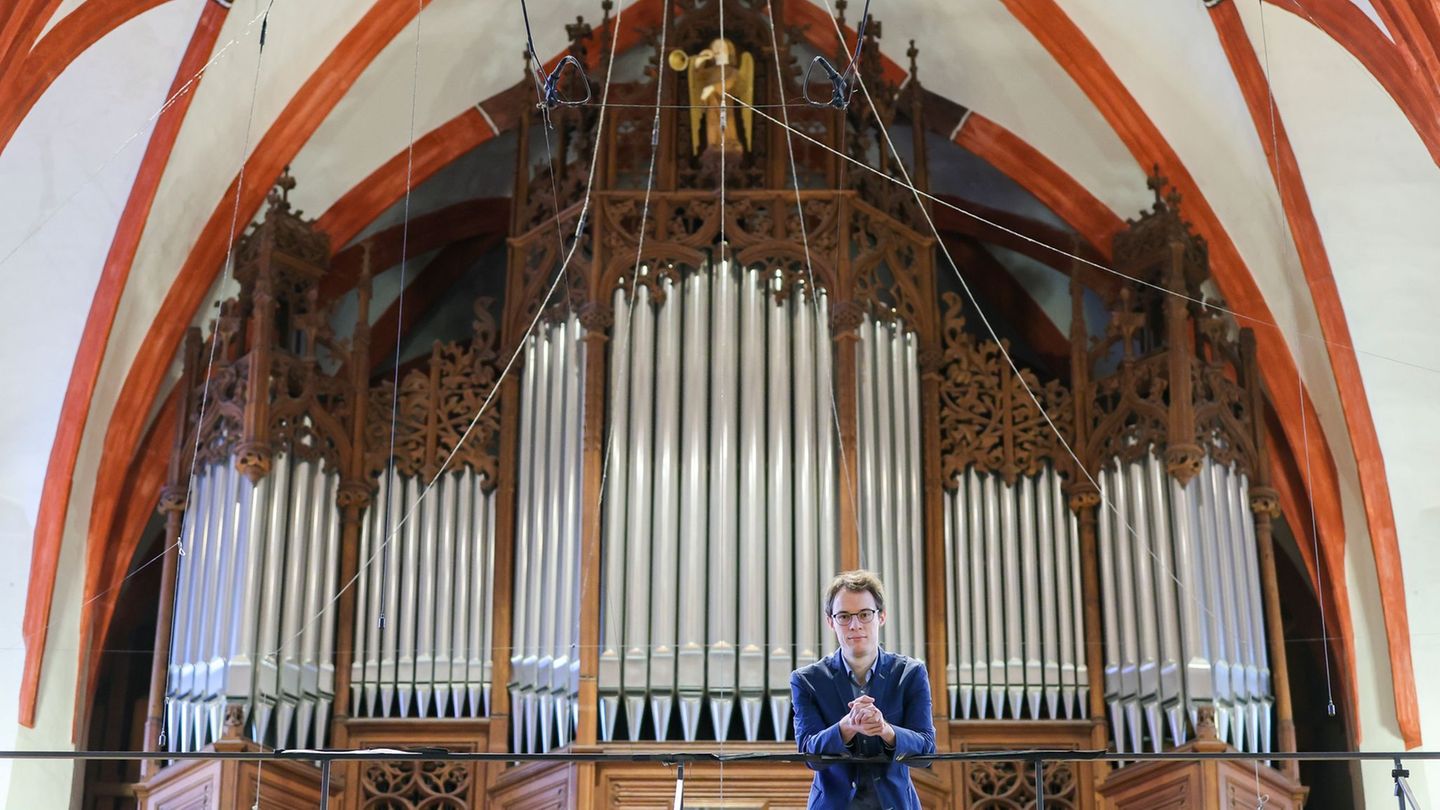 Der Organist der Thomaskirche will rund 22 Stunden an der Orgel spielen. (Archivbild) Foto: Jan Woitas/dpa-Zentralbild/dpa